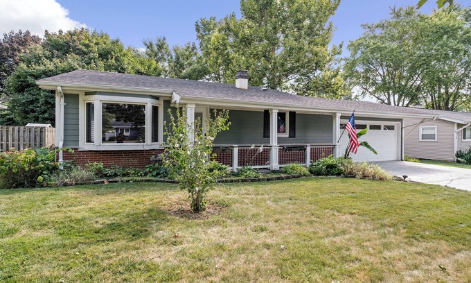 St. Charles Casa | Peaceful Cozy Home with Well Equipped Kitchen, WiFi, & King Bed in St Charles