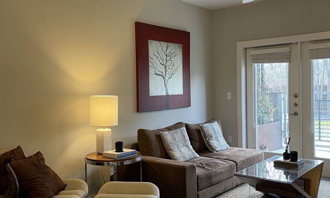 Galindo Apartamento | PEACEFUL / COZY & LARGE 1 BEDROOM APT GROUND FLOOR W/ OUTDOOR SPACE