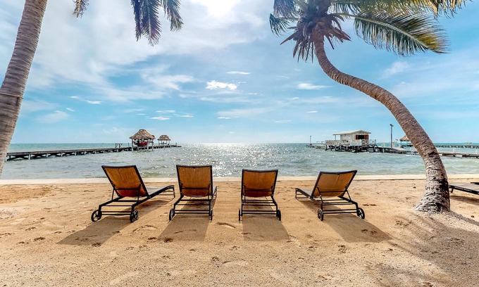 San Pedro Condominio | ¡NUEVO LISTADO! Condominio con vista al mar, piscina compartida, y ubicación tranquila!