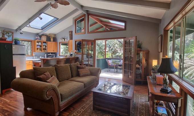 Volcano Apartamento | Peaceful & Elegant Treetop Hideaway in Volcano Village