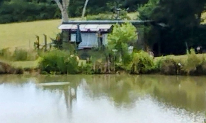 Crowborough Cabina | Peaceful en-suite lakeside cabin with all mod cons.