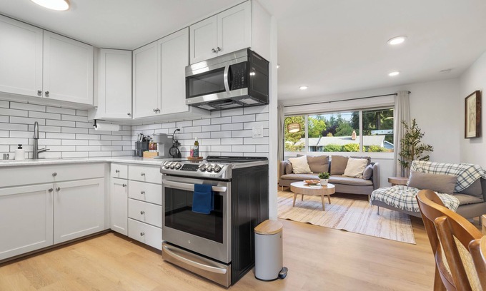 Mountlake Terrace Casa | Peaceful Family Retreat Home w Firepit & Grill