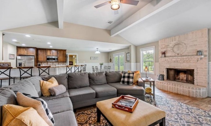 Fischer Casa | Peaceful, family friendly home close to water activities, shopping, and more!