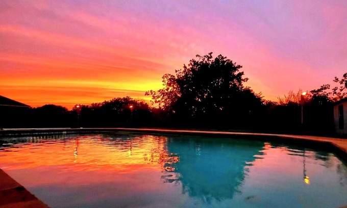 Southeast Arlington Casa | Peaceful Family Retreat – Minutes to AT&T & Rangers Stadiums, Six Flags & More!