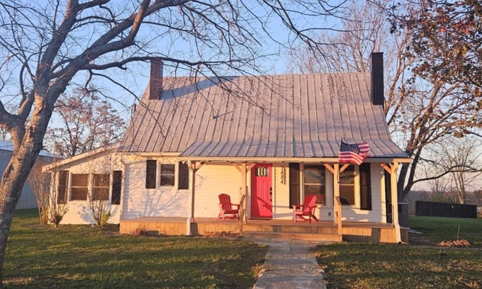 Crossville Otro | Peaceful Farmhouse in rural setting near Crossville, TN - 3 bedrooms
