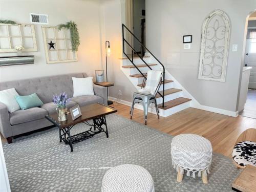 Cedar Rapids Casa | Peaceful Farmhouse Style Czech Village And Newbo Area