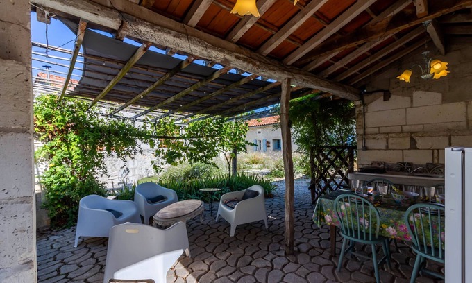 Saint-Martial-Viveyrol Casa | Peaceful Dordogne Cottage