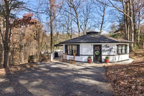 Arden Casa | Peaceful, fun, & funky round home with pool table