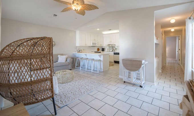 Summer Breeze Condominio | Peaceful Gated Resort-4 Min Walk To Beach! Snowbirds Welcome!