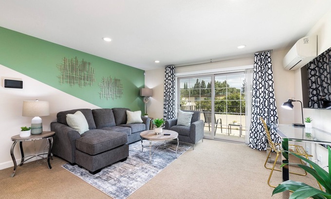 Thousand Oaks Apartamento | Peaceful & Gated 2 King Bd 2 Bth, 1 Gig WiFi near CLU, FSAC & Proactive Sports