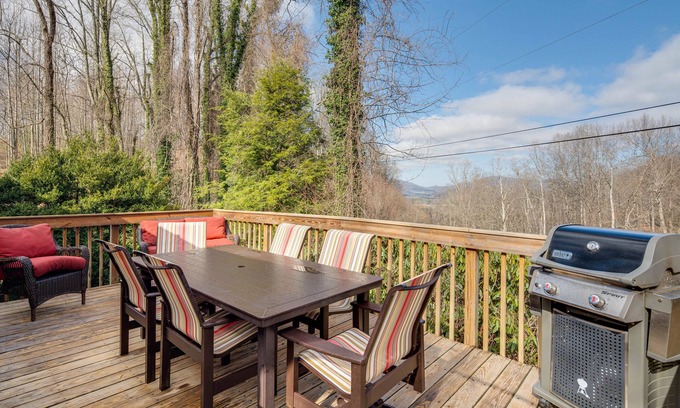 Hendersonville Cabina | Peaceful Hendersonville Cabin - Hot Tub & Fire Pit