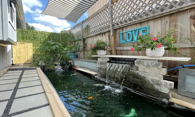 North San Antonio - SAT Casa | Peaceful Home ~ 30’ private koi pond ~ Extended Stays