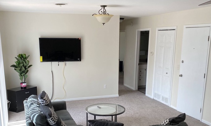 Lansing Apartamento | Peaceful home away from home!