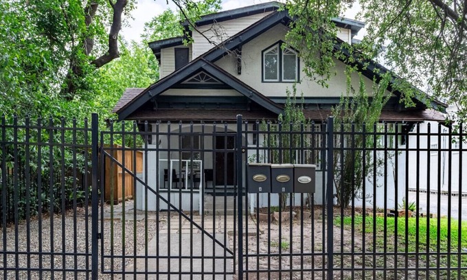 Neartown Casa | Peaceful home in Montrose