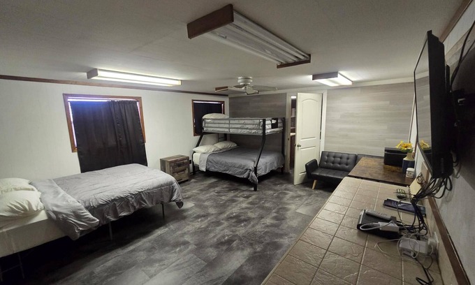 Golden Meadow Apartamento | Peaceful hotel suites with AC in Golden Meadow