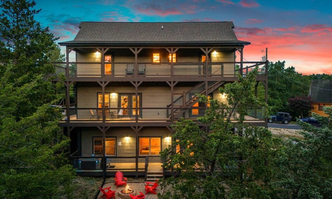 Sevierville Cabina | Peaceful/Indoor-Pool/Wrap-Around-Decks/6BR/Sleeps20