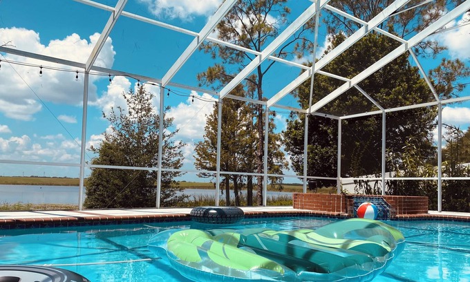 Lake Alfred Casa | Peaceful Lake House retreat. Family and pet friendly near Disney World!