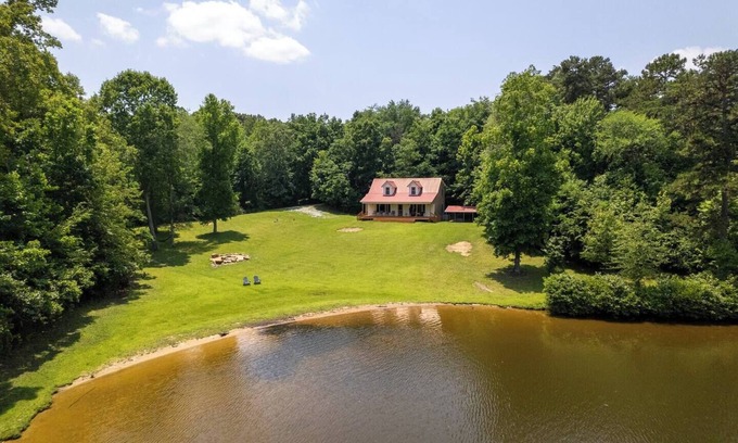 Hurdle Mills Casa | Peaceful Lakefront Retreat