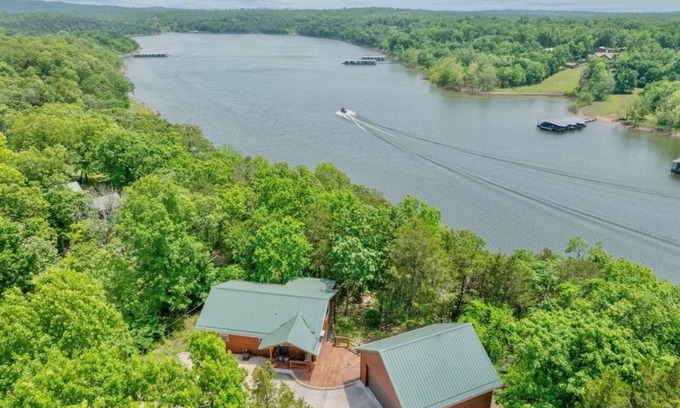 Arrow Point Cabina | Peaceful Lakefront 2 Bedroom Cabin Overlooking Table Lake