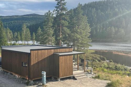 Tjaldal Casa | Peaceful lakefront cabin
