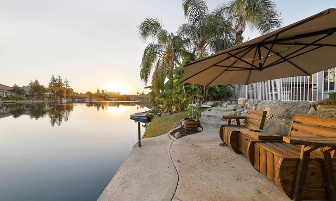 Greenacres Casa | Peaceful Lakefront house -5 min away from Golf Course