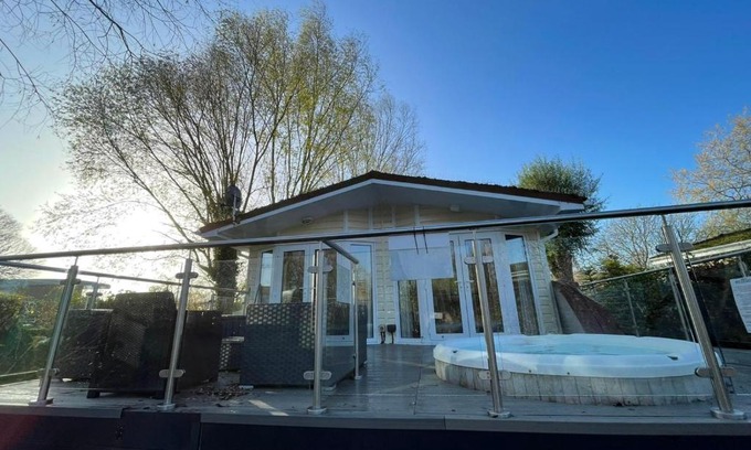 Tattershall Casa | Peaceful Lakeside Lodge LF with hot tub, private fishing peg situated Tattershall Lakes