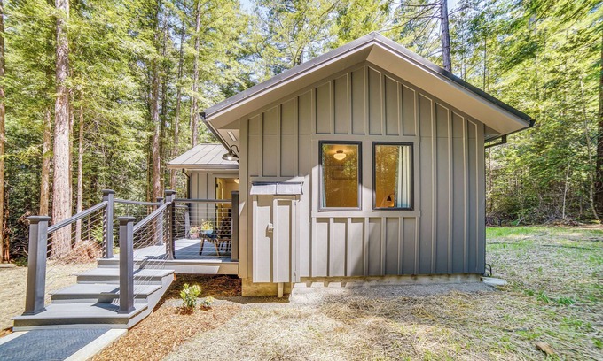 Mendocino Cabaña | Peaceful Mendocino Cottage Surrounded By Redwoods