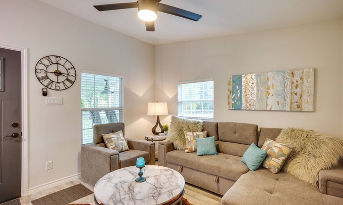 Montgomery Cabaña | Peaceful Montgomery Vacation Rental w/ Porch!