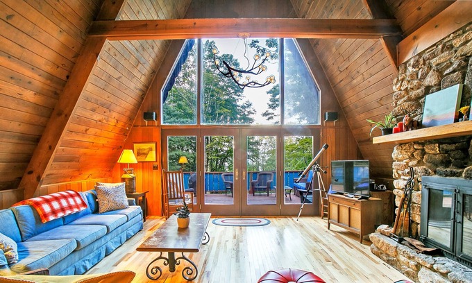 Wolf Laurel Chalet De Esquí | Peaceful Mountain A-Frame Chalet - Hike & Explore, stone fireplaces & ping pong!
