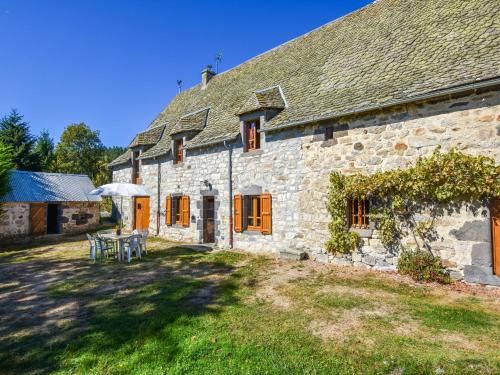Neuveglise-sur-Truyere Casa | Peaceful Mountain Retreat
