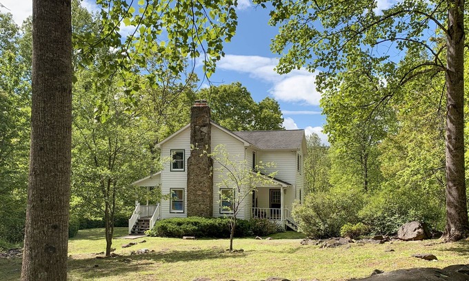Stanardsville Casa | Peaceful mountain farmhouse, close to Shenandoah NP, wineries and more