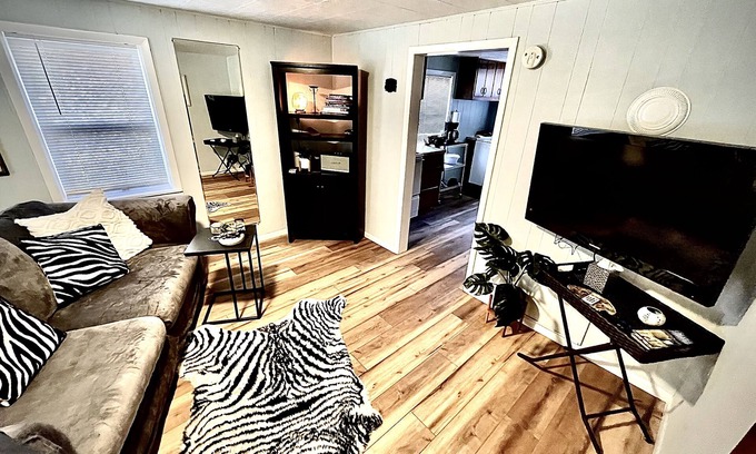 Swannanoa Casa | Peaceful Oasis & close to town, laundry, dog ok