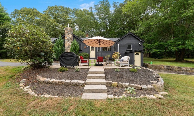 East Greenwich Casa | Peaceful Oasis minutes to T.F. Green International Airport, Main Street & more