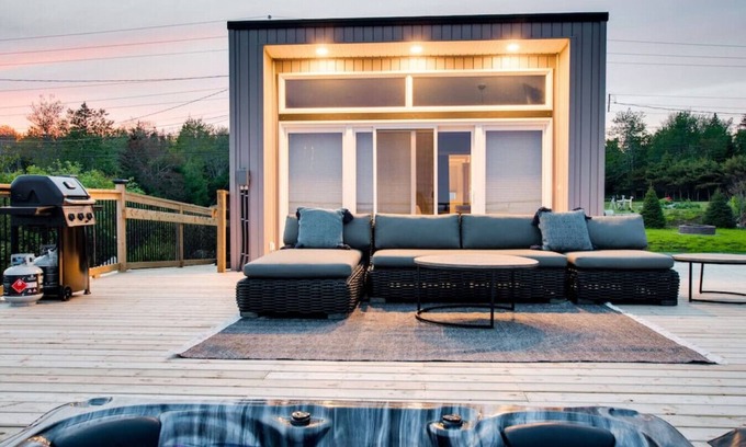 Hunts Point Cabaña | Peaceful Oceanfront Cabine Hot Tub, Sauna-All Weather Domes-Private