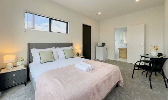 Papakura Casa | Peaceful One Bedroom with Garage in Takanini