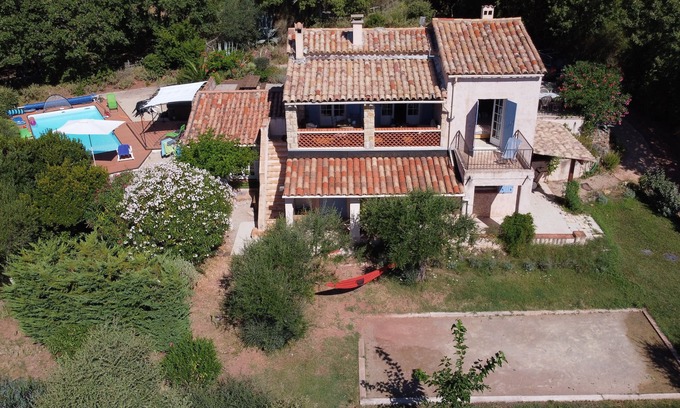 Bagnols-en-Foret Villa | Paraíso tranquilo - ¡Encanto absoluto en Bagnols! Piscina privada climatizada