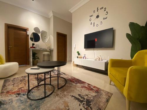 New Cairo Apartamento | Peaceful Patio 2BR at AUC & Westin Hotel