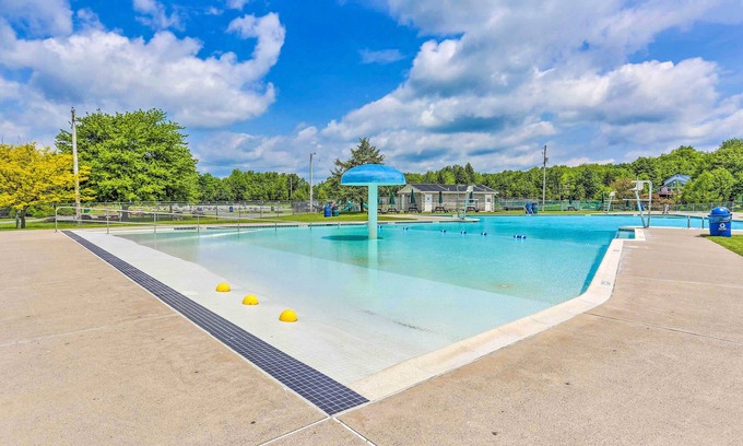 Thornhurst Cabina | Peaceful Pocono Lake Retreat w/ Game Room & Deck!