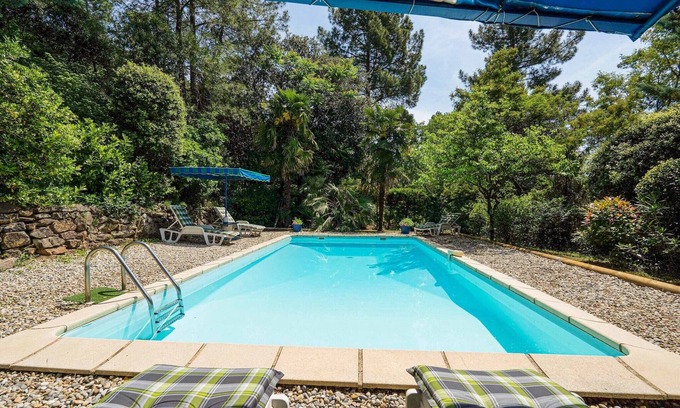 Les Salelles Casa | Tranquila casa de vacaciones con piscina