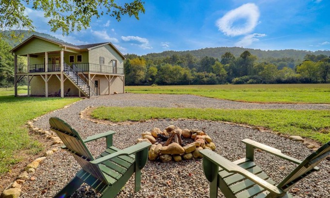 Purlear Casa | Peaceful Purlear Vacation Rental with Creek Access!