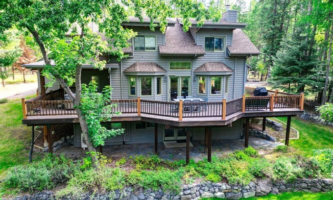 Whitefish Casa | Peaceful & Quiet 4 Bed | 2.5 Bath Home, Minutes to Whitefish Lake, Hot Tub, Pet Friendly and AC!