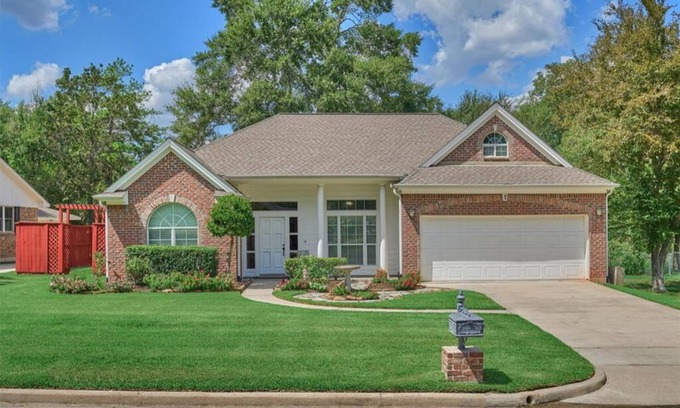 Conroe Casa | Peaceful, quiet, friendly, seconds from dining, shopping, schools, and commute.