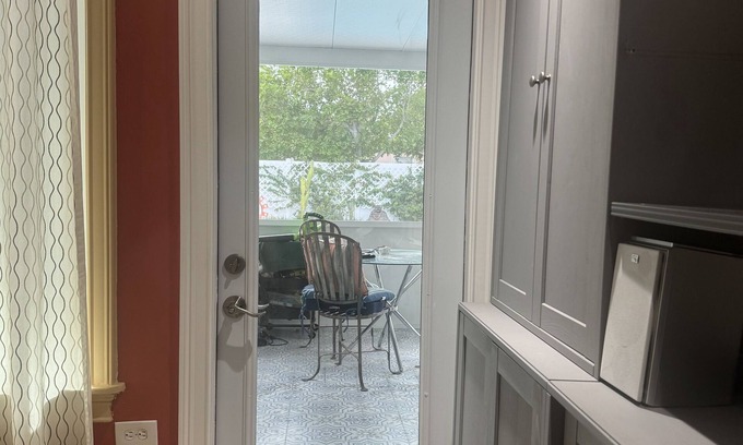 South Middle River Casa | Peaceful quiet relaxing pet friendly close to Wilton Manors.