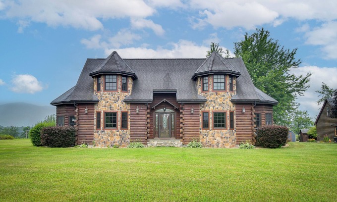 Spottswood Cabaña | Peaceful Raphine Cottage w/ Deck & Fireplace!