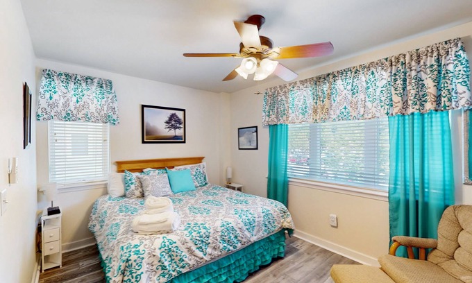 Huddleston Apartamento | Peaceful resort studio with shared pool, hot tub, beach, game room & lake access