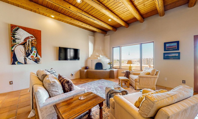 Taos Casa | Peaceful retreat with 360º views, Kiva fireplace & firepits - dog-friendly