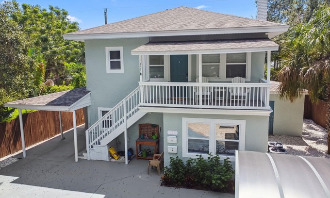 Old Southeast Apartamento | Peaceful retreat only a mile from DT St Pete and 2 blocks to Tampa Bay!