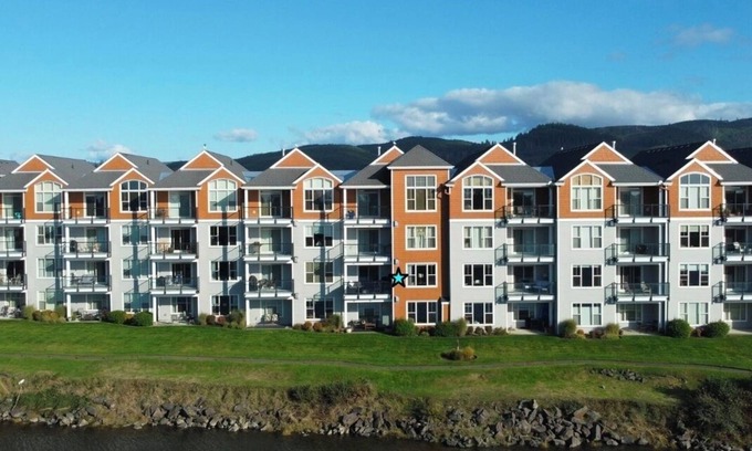 Seaside Condominio | Peaceful, river front, 2-bedroom condo with WiFi in Seaside
