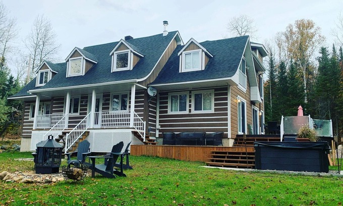 Amherst Cabaña | Peaceful riverfront cottage
