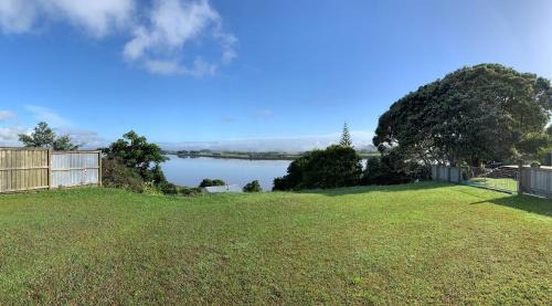 Te Kopuru Casa | Peaceful Riverfront cottage in small northland town